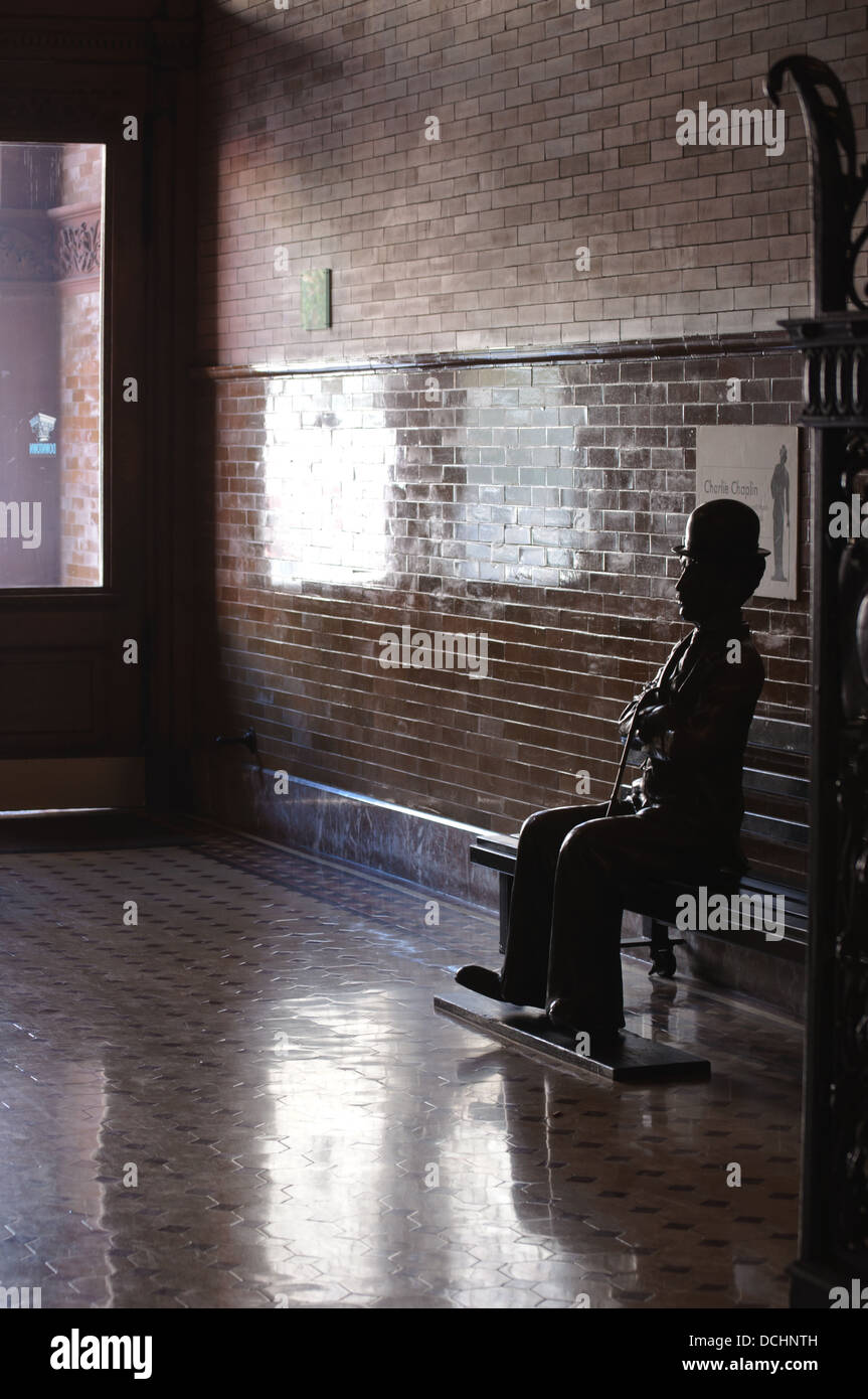 Silhouette von Charlie Chaplin Skulptur im Bradbury Building in der Innenstadt von Los Angeles Stockfoto