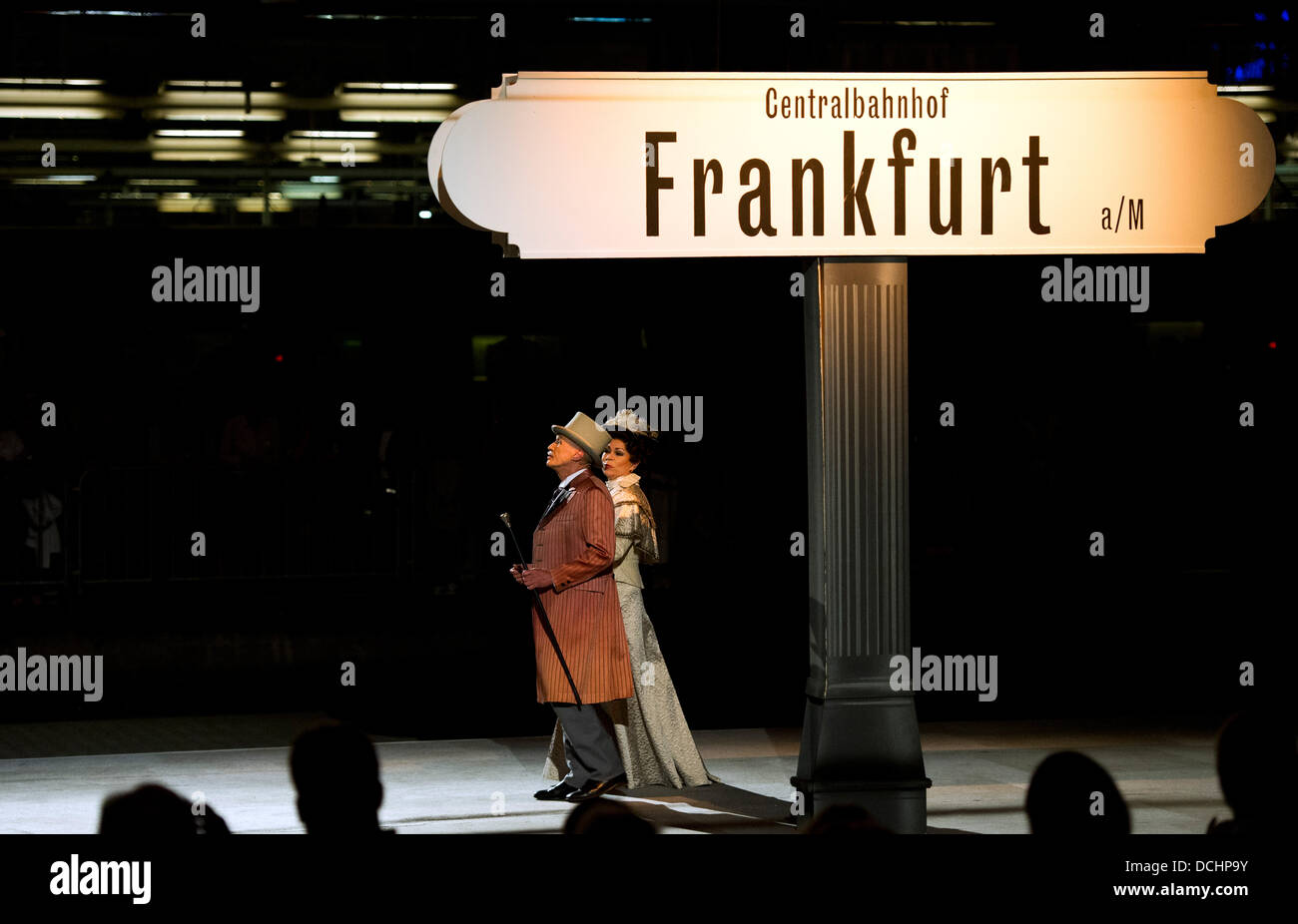 Frankfurt Main, Deutschland. 18. August 2013. Schauspieler führen in dem Stück "Nächster Halt 18888 - eine Nachtfahrt Theater" anlässlich des 125. Jubiläums des Hauptbahnhofs in Frankfurt Main, Deutschland, 18. August 2013. Foto: Daniel Reinhardt/Dpa/Alamy Live News Stockfoto