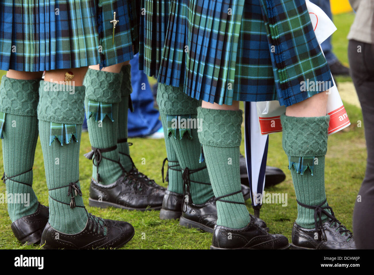 Schottische Tracht - Tartan Kilts, Highland Dress Schuhe, Socken mit Blitzen auf der World Pipe Band Championships in Glasgow Stockfoto
