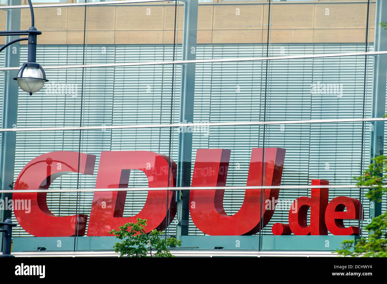 Berlin, Deutschland. 19. August 2013. Die CDU politische Mitglieder Ankunft in der Sitzung des Präsidiums vor dem Bundesvorstand treffen. Ministerpräsident der deutsche Staat des Saarlandes, Annegret Kramp-Karrenbauer, Ministerpräsident die Landeshauptstadt von Hessen, Volker Bouffier, EU-Kommissar für Energie der Europäischen Kommission, Günter H. Oettinger, Bundeskanzlerin Angela Merkel. Bildnachweis: Goncalo Silva/Alamy Live-Nachrichten. Stockfoto