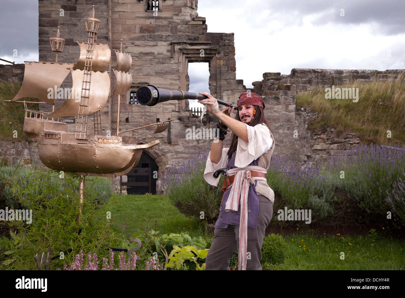 Pirat mit Fernrohr und Galeone Gartenverzierung in Tutbury Castle, Staffordshire, UK Stockfoto