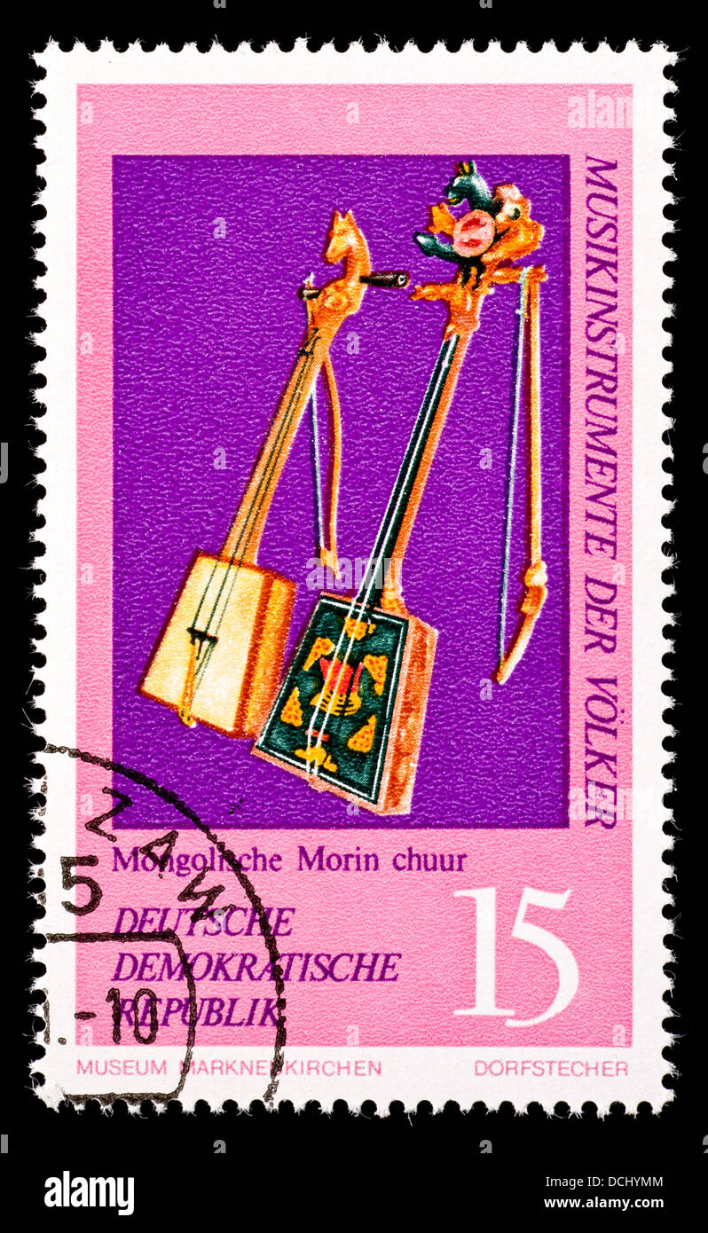 Briefmarke aus der DDR zwei Morin Chuurs aus der Mongolei, aus dem Musik-Museum in Markneukirchen Instrument darstellt. Stockfoto