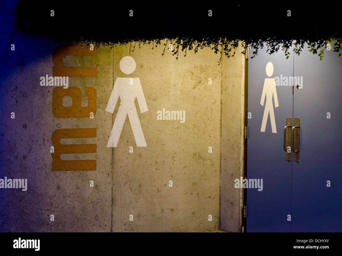 Äußere Zeichen für die Männer öffentlichen Waschraum / Toilette am Kitsilano Beach in Vancouver, Kanada.  Gesehen am Abend. Stockfoto