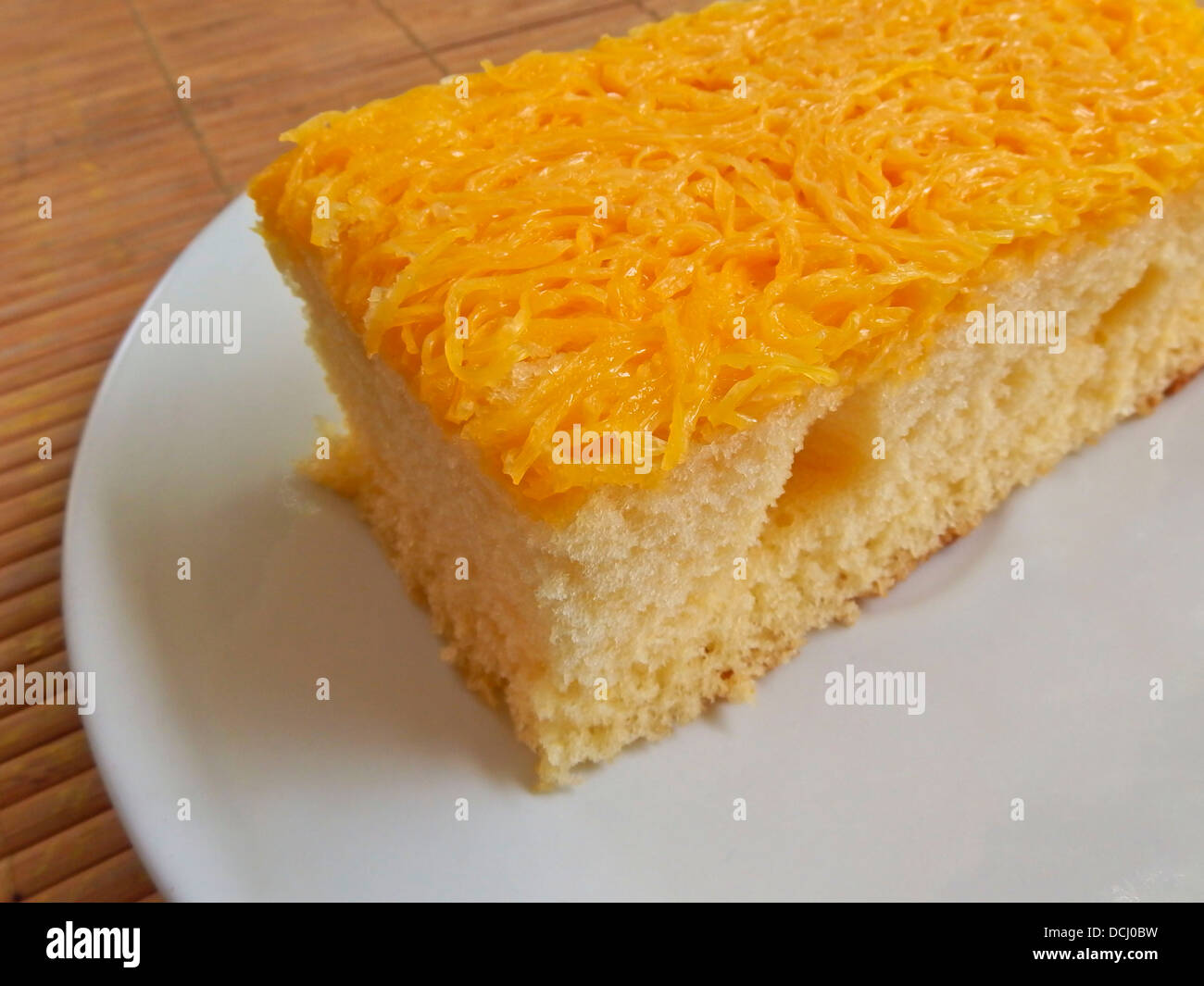 Gelbe süße Kuchen auf weiße Schale Stockfoto