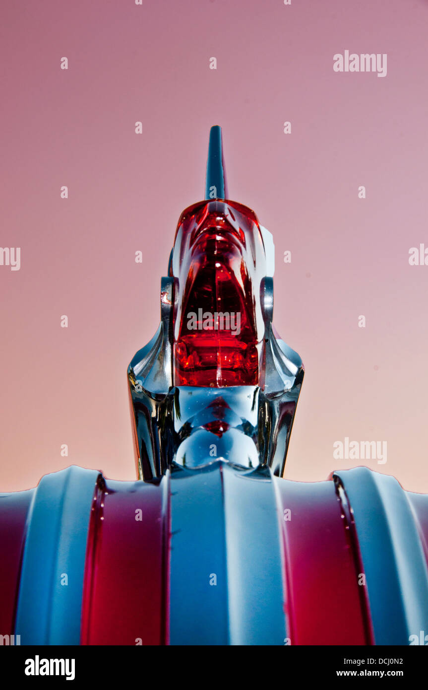 Kapuzenschmuck von 1951 Pontiac Chieftan, Car Show, Boise, Idaho Stockfoto