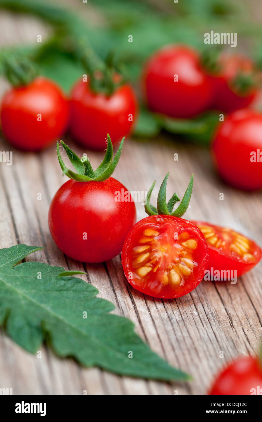 Cherry-Tomaten auf Holzuntergrund Stockfoto