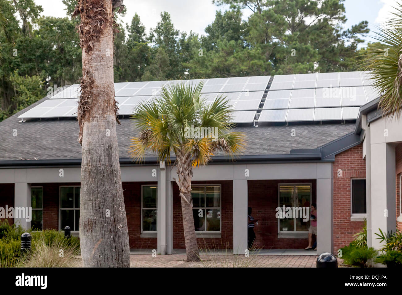 Sonnenkollektoren auf dem Dach des Ortsverbandes Alachua County Bibliothek Millhopper in Gainesville, Florida. Stockfoto