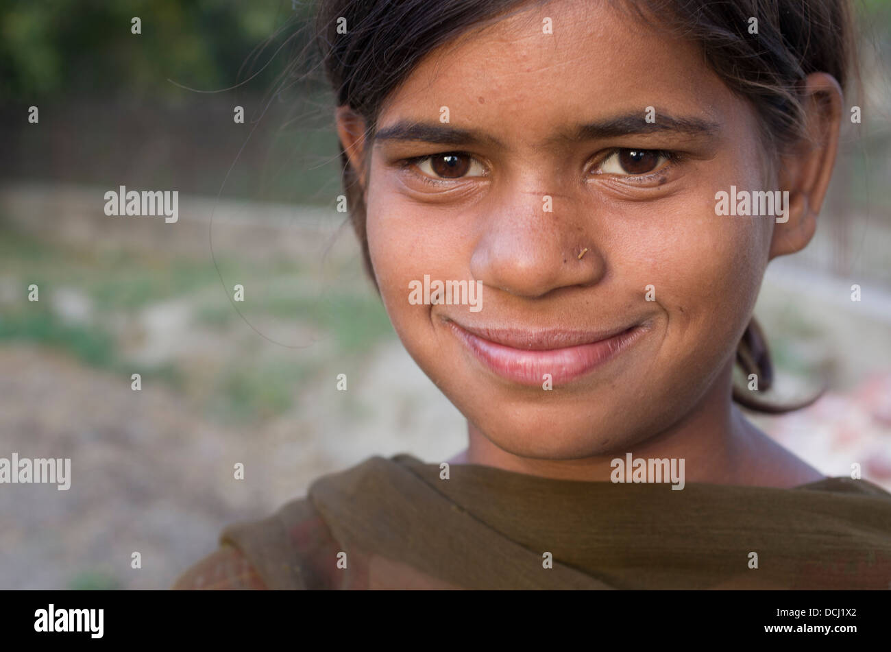 Indisches Kind Ziegenhirte an den Ufern des Flusses Yamuna - Agra, Indien Stockfoto