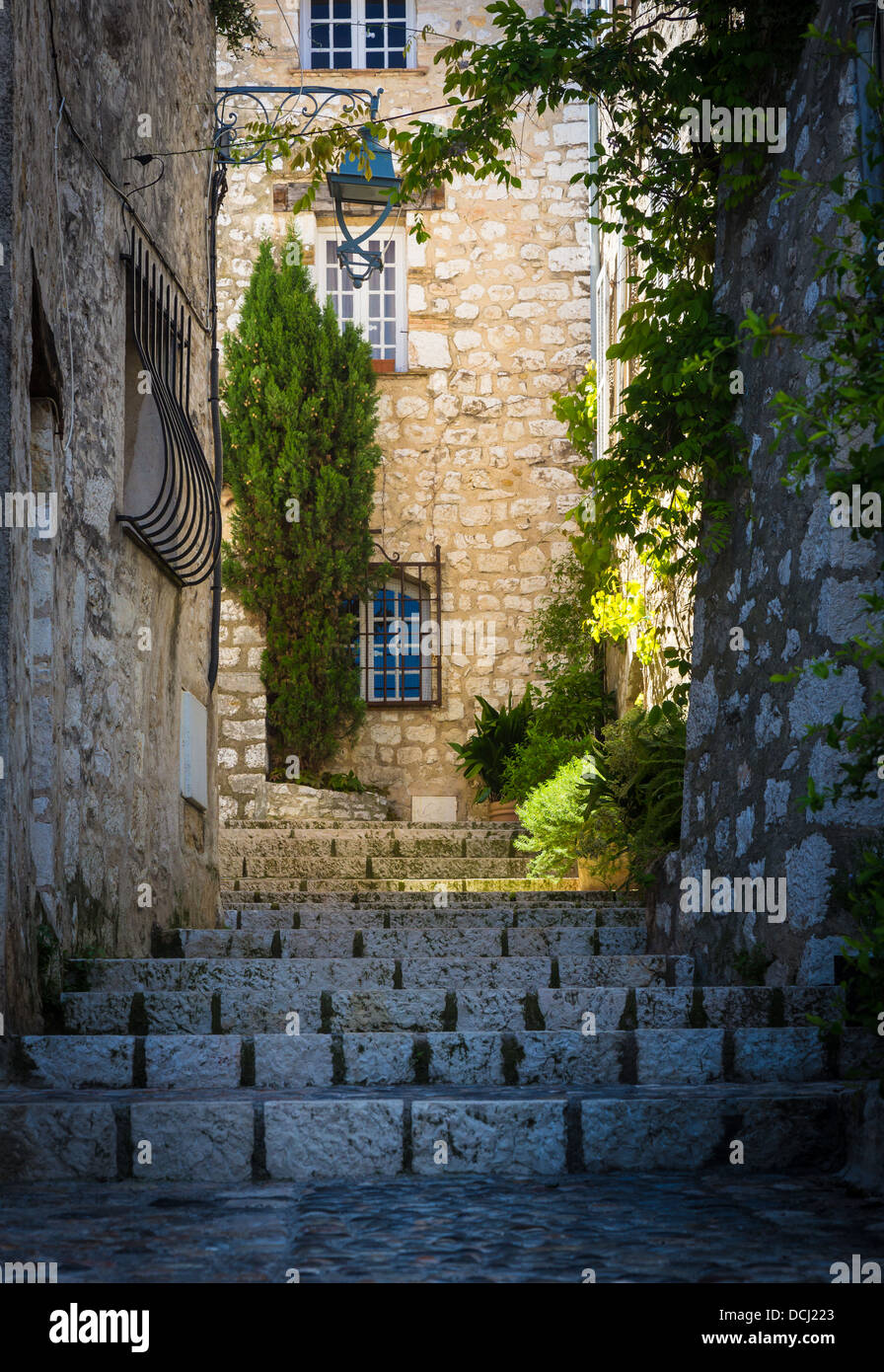 Treppen und Häuser in Saint Paul de Vence in Frankreich Stockfoto