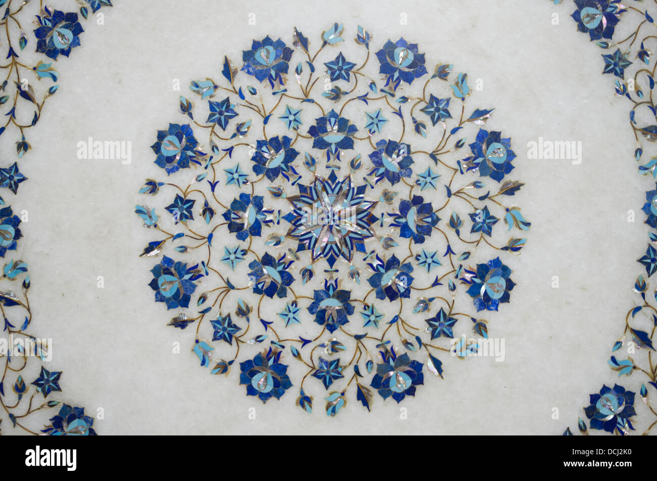 Eingelegten weißen Marmor Tischplatten zum Verkauf - Agra, Indien mit Karneol, Lapislazuli, Malachit Stockfoto