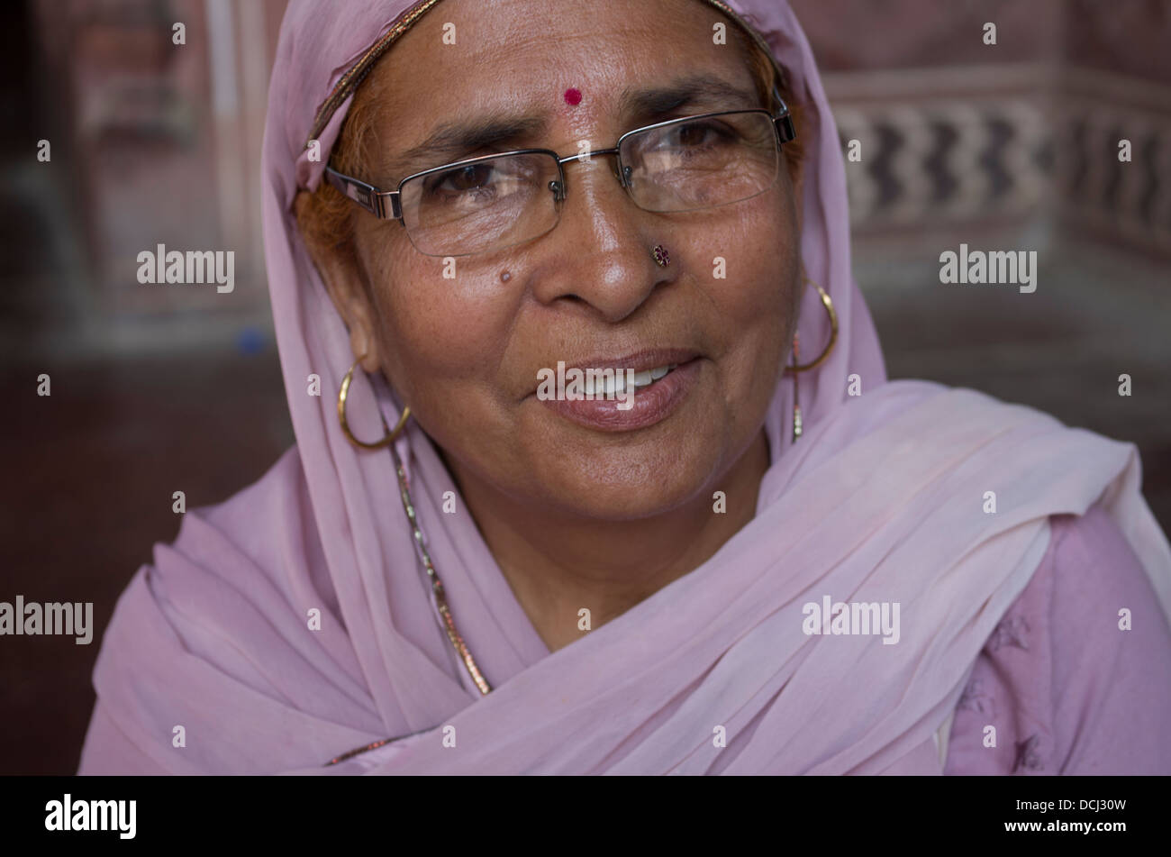 Inderin, die zum UNESCO-Weltkulturerbe Taj Mahal weißen Marmor-Mausoleum - Agra, Indien zu besuchen Stockfoto