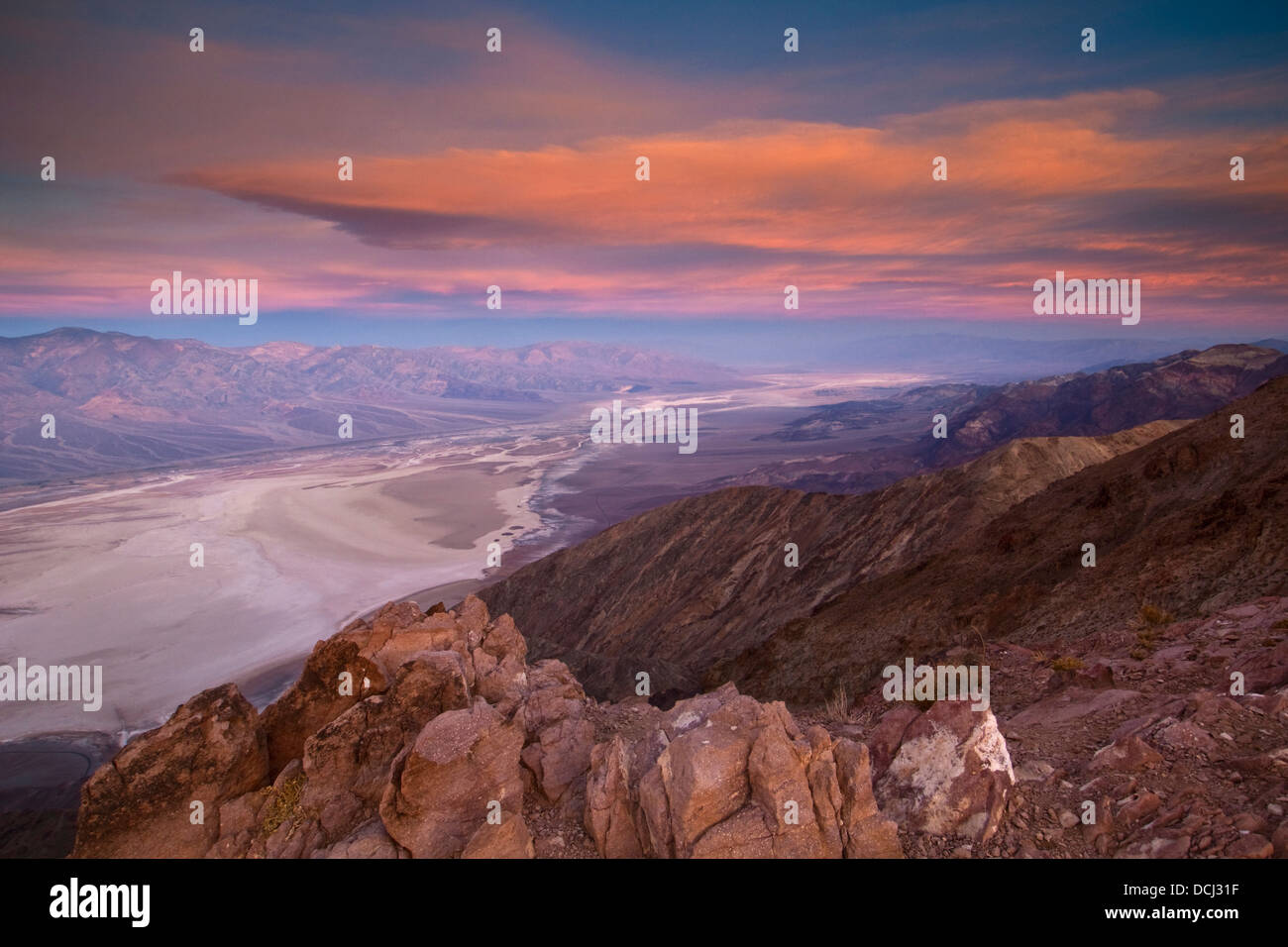 Morgenlicht und Wolken über Salinen bei Badwater Basin, aus Dantes View, Death Valley Nationalpark, Kalifornien Stockfoto
