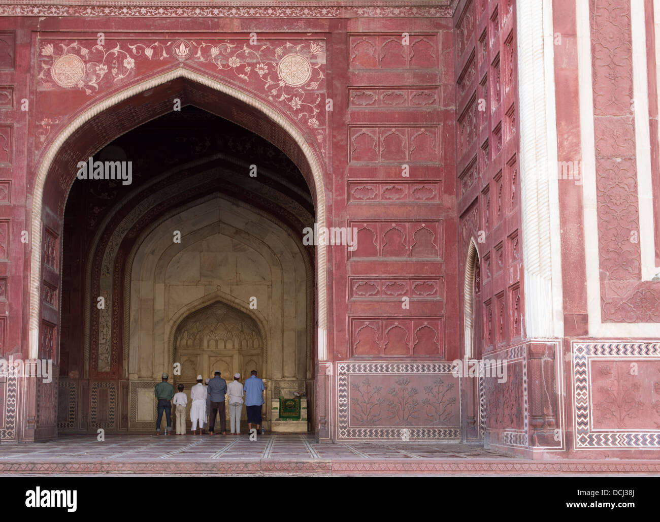 Taj Mahal Moschee aus rotem Sandstein und muslimische Gläubige beten Stockfoto