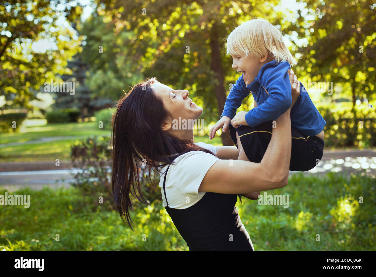 glückliche Familie, Mutter mit Sohn spielen Stockfoto
