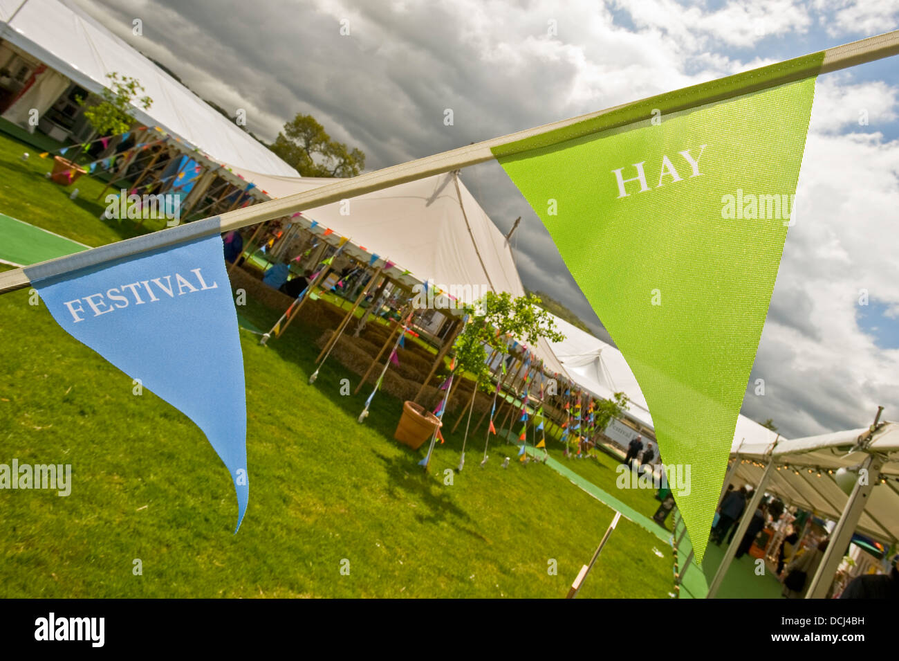 "Hay Festival Banner" auf dem Heu-Festival mit einem Sitzbereich im Freien im Hintergrund. Stockfoto