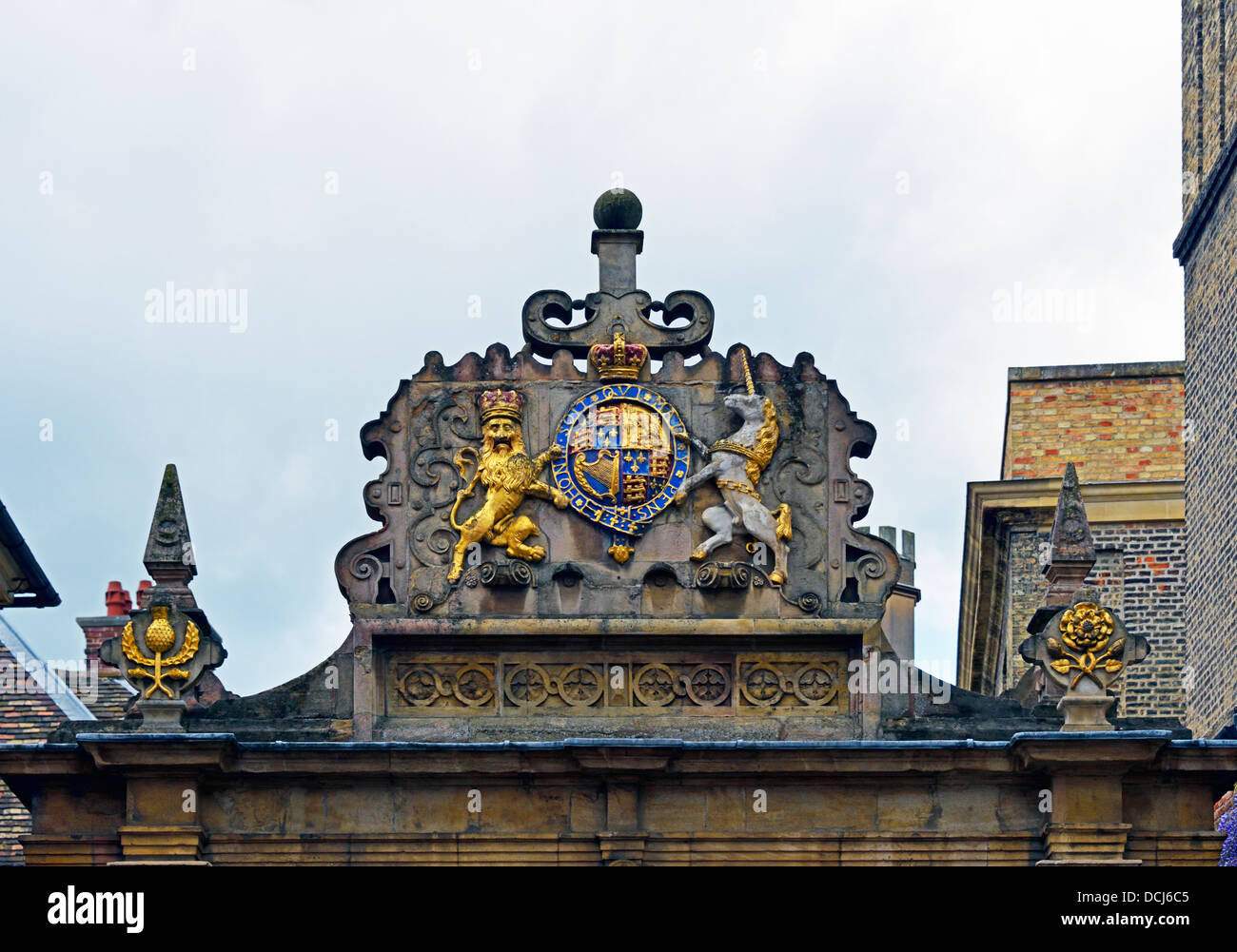 Königliche Wappen über dem Tor des Bischofs Hostel. Trinity College, Universität Cambridge, Cambridgeshire, England, Vereinigtes Königreich. Stockfoto