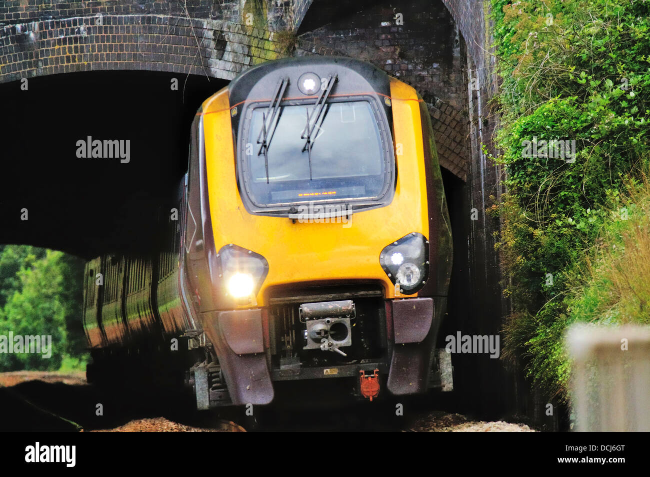 Crosscountry-Voyager-high-Speed-Zug verlässt Kennaway Eisenbahntunnel in Dawlish in Devon Stockfoto