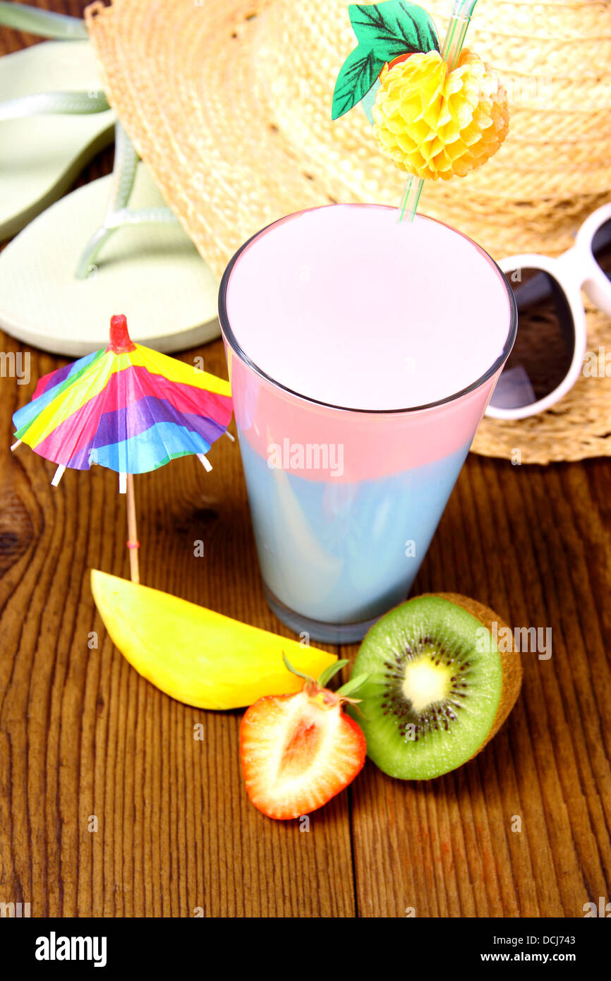 Cocktail, Nahaufnahme Erdbeere, Mango und Kiwi mit Urlaub Hintergrund Stockfoto