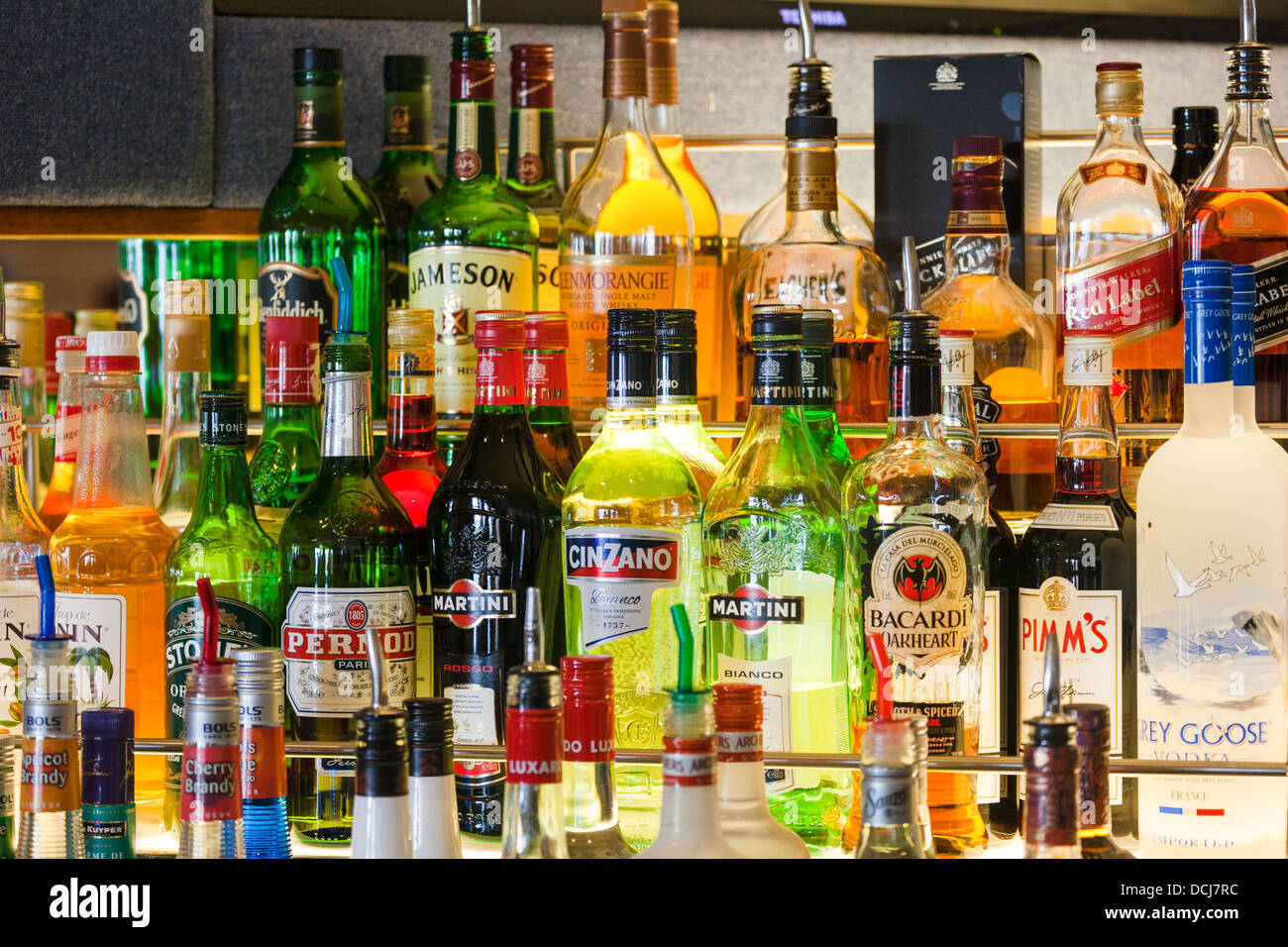Flaschen auf dem Display in einer Bar. Kreuzfahrtschiff Aurora Stockfoto
