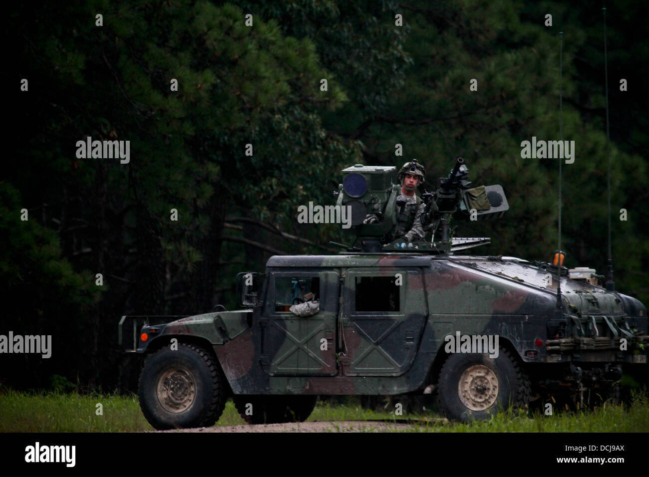 Ein Soldat der US-Armee aus New Jersey Army National Guard 1-102-Kavallerie-Regiment, 50. Infanterie Brigade Combat Team, mans ein Stockfoto