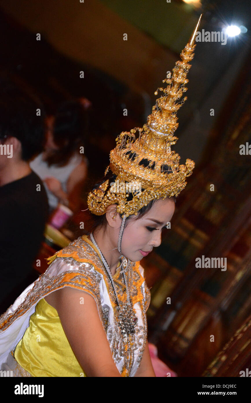 Traditionelle Thai Dancer mit traditionellen Kleid in gold Stockfoto