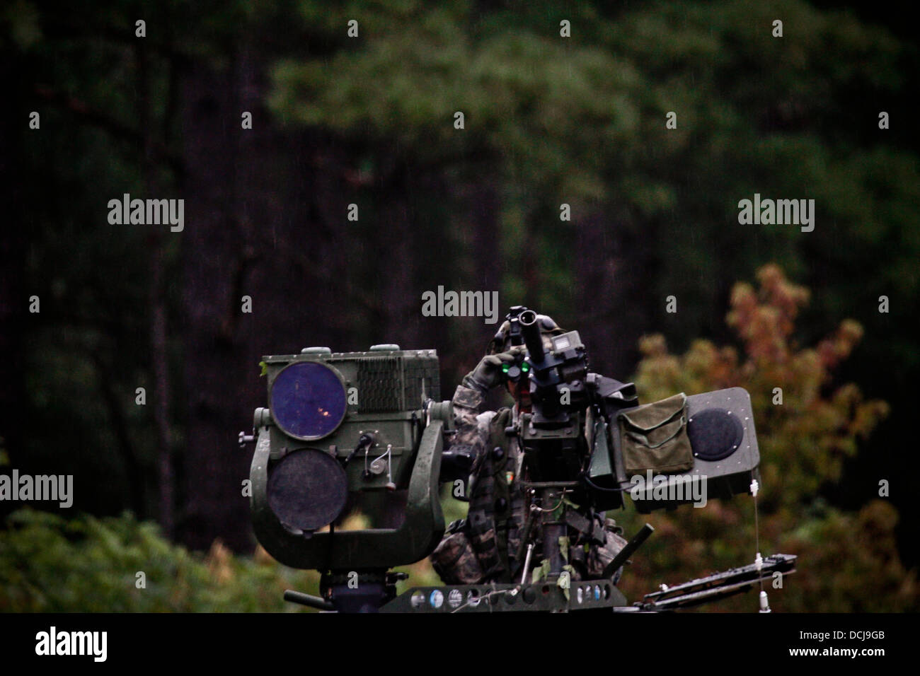 Ein Soldat der US-Armee aus New Jersey Army National Guard 1-102-Kavallerie-Regiment, 50. Infanterie Brigade Combat Team, scannt das Gebiet für Bedrohungen, während manning einen HUMMWV Turm mit einem Granatwerfer Mk 19 und eine lange Reihe Erfassungssystem während bewaffnet Stockfoto