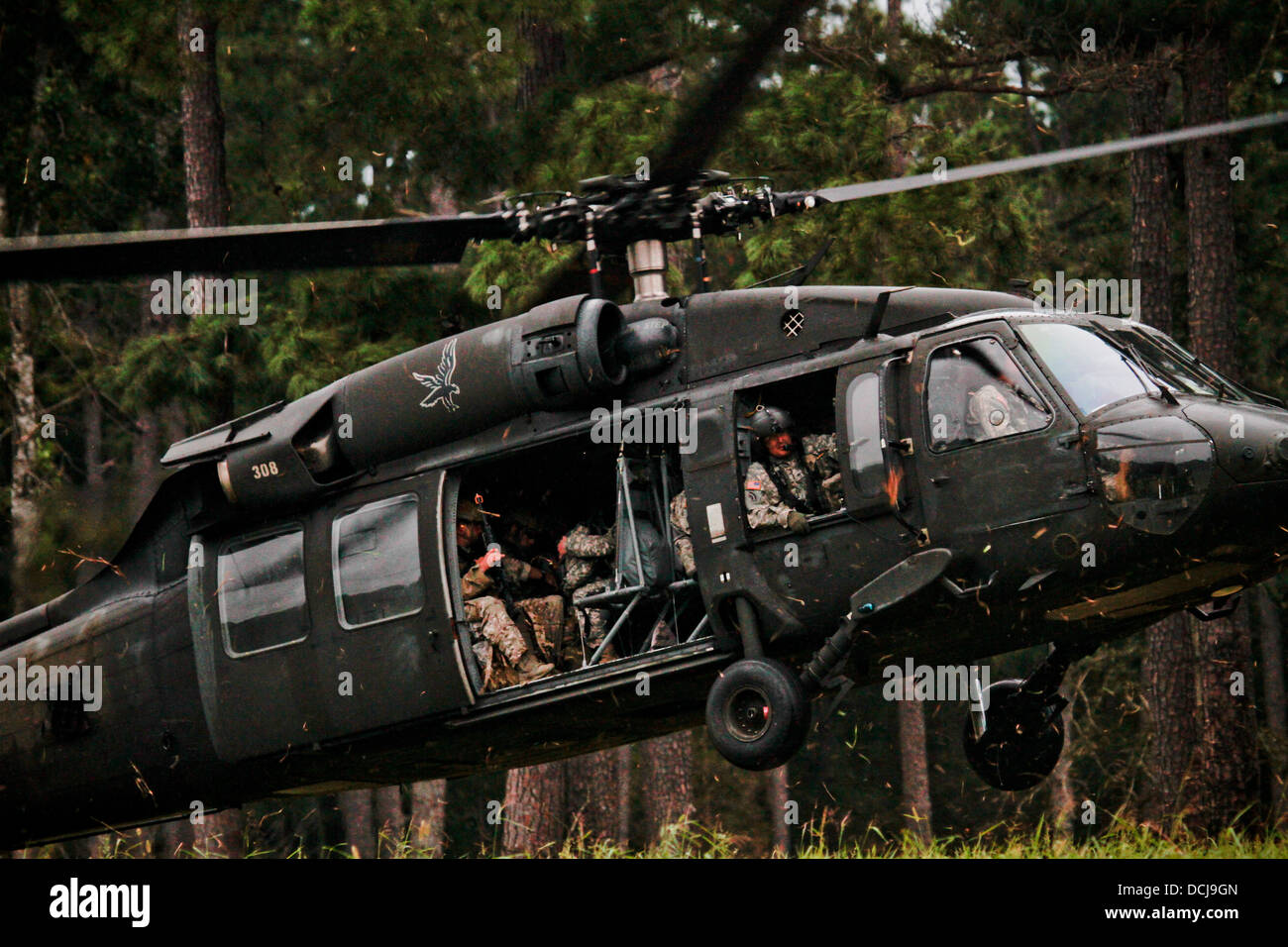 Ein US-Armee UH-60 Black Hawk-Hubschrauber von 1-150 Assault Helicopter Battalion, New Jersey Army National Guard, Transporte Stockfoto