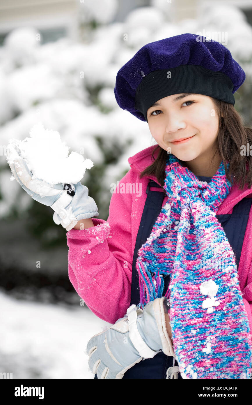 Schöne zwölfjähriges Mädchen spielen im Schnee Stockfoto