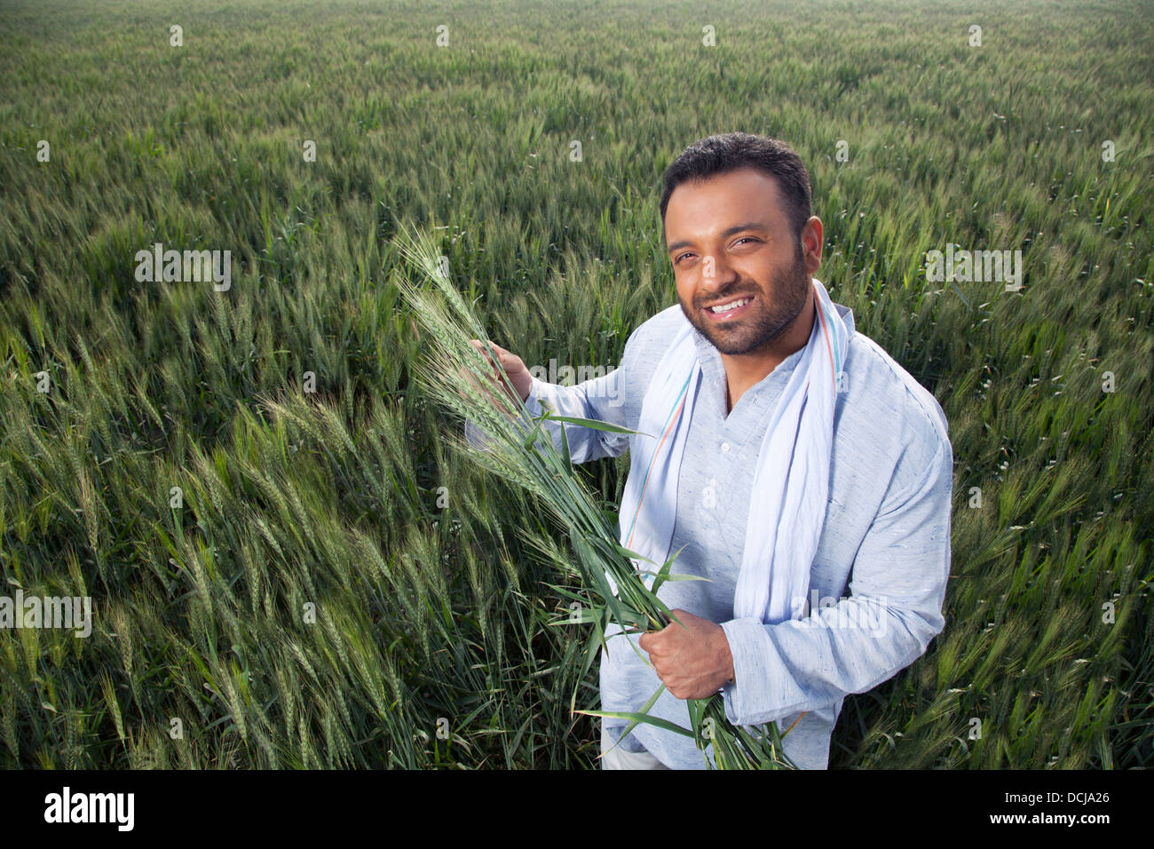 Porträt eines indischen Mannes hält Kulturpflanze Stockfoto