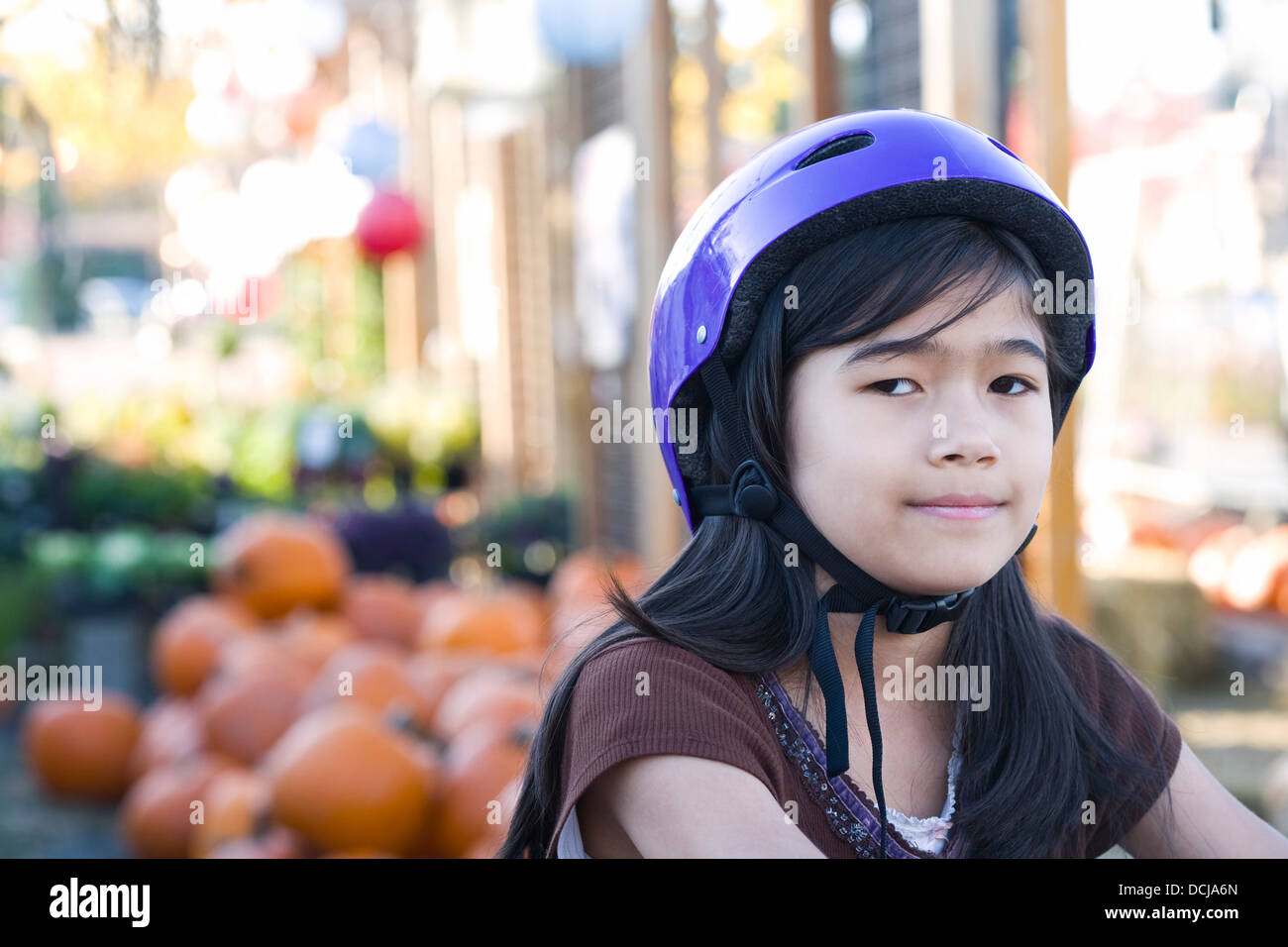 Kleines Mädchen mit Fahrradhelm auf dem Fahrrad Stockfoto