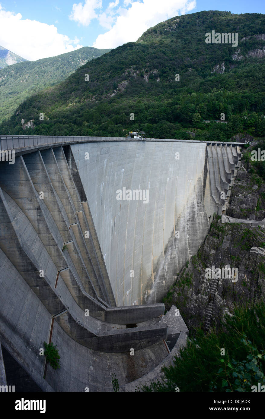 Die Contra-Damm, auch bekannt als der Verzasca Dam und Locarno Damm auf dem Fluss Verzasca-Schweiz. In dem Film Goldeneye verwendet. Stockfoto