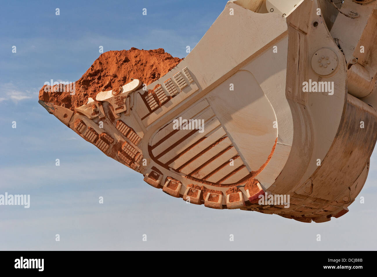 Der Hydraulikbagger Baggerschaufel mit Golderz Neuland bauseits Tagebau in Mauretanien, NW-Afrika hautnah Stockfoto