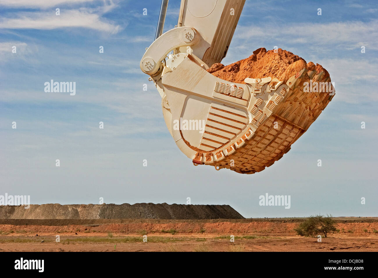 Gold Tagebau in Mauretanien. Nahaufnahme des riesigen Baggerschaufel tragen Erz. West-Afrika Stockfoto