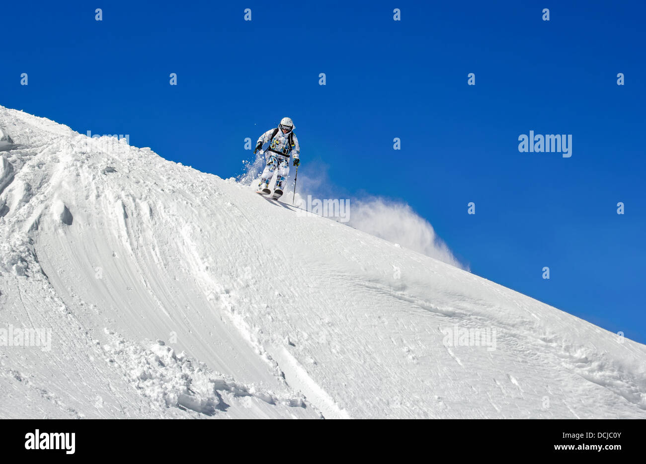 Skifahrer-Blätter auf den steilen Hang der Wildnis mit Spuren von Schneerutsche Stockfoto