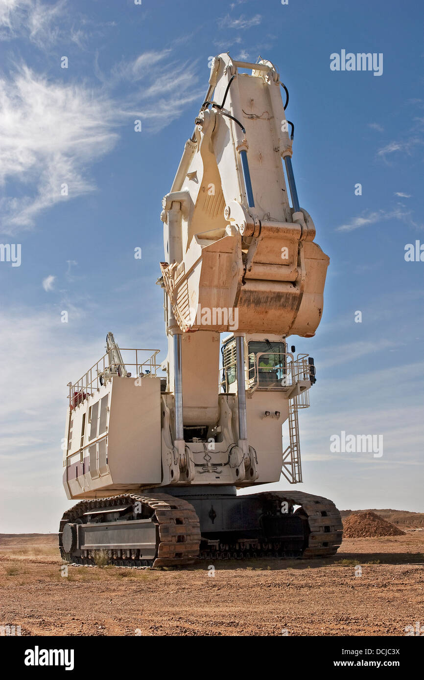 Bucyrus Caterpillar Hydraulikbagger Bagger Umzug in neue Arbeitsposition auf einem gold-Mining-Gelände in Mauretanien, NW-Afrika Stockfoto