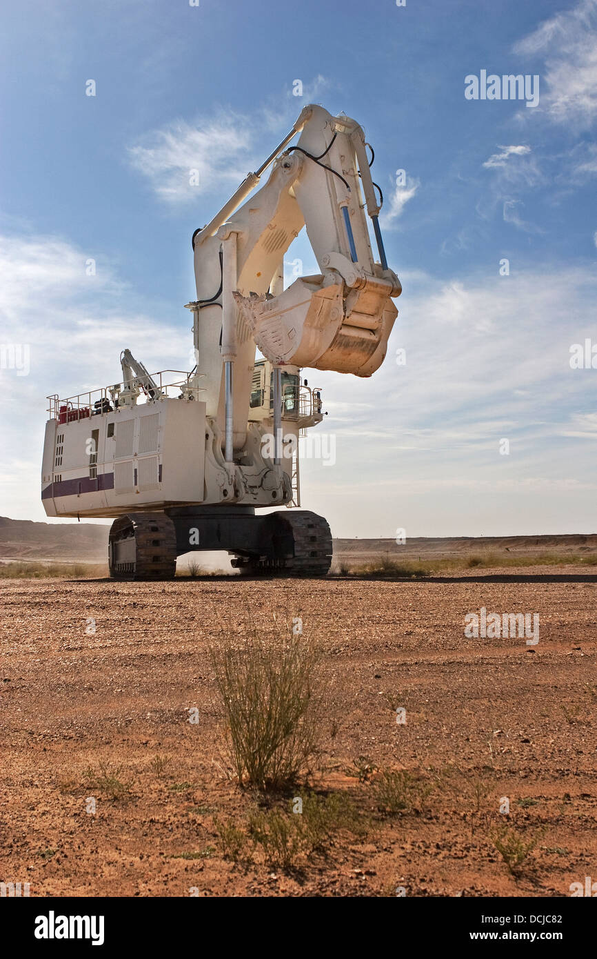 Bucyrus Caterpillar Hydraulikbagger Bagger Umzug in neue Arbeitsposition auf einem gold-Mining-Gelände in Mauretanien, NW-Afrika Stockfoto