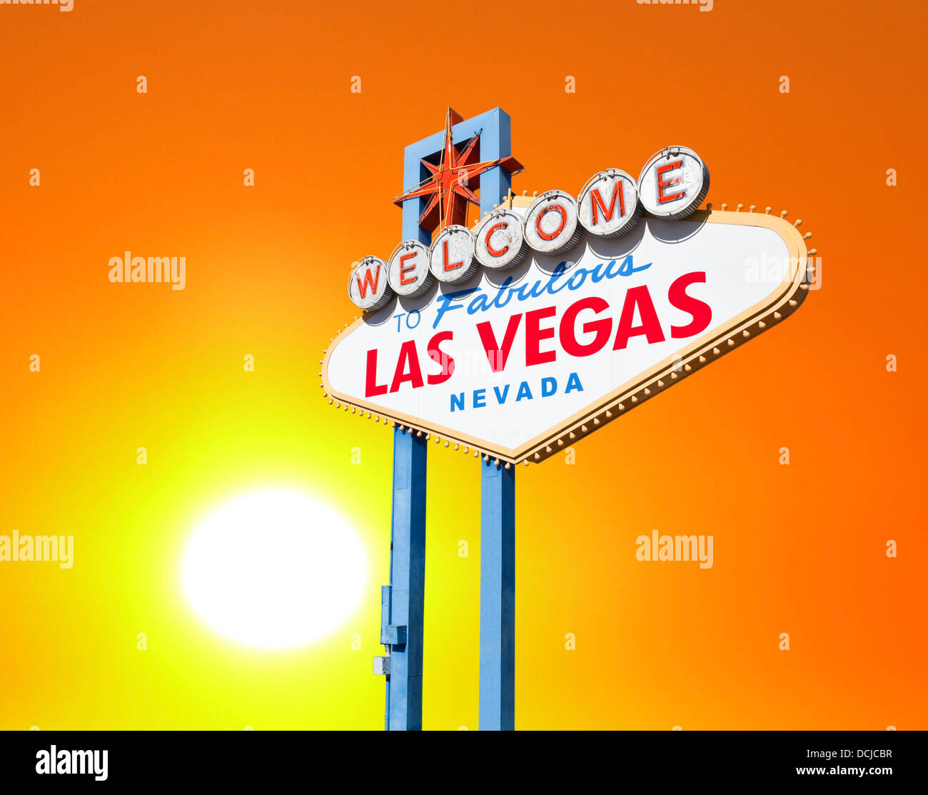 Willkommen Sie bei Fabulous Las Vegas Schild mit der Einstellung der Wüstensonne. Stockfoto