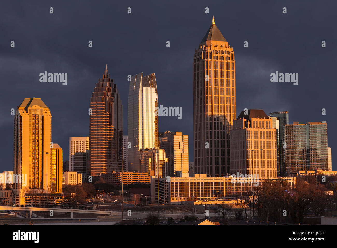 Skyline von Atlanta Georgia mit Gewitter Himmel Stockfoto
