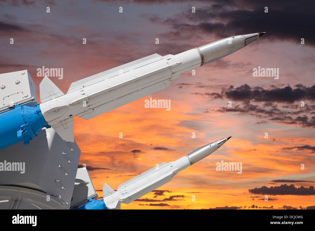 Geschliffen Sie, um Luft-Raketen mit Sonnenuntergang Himmel. Stockfoto