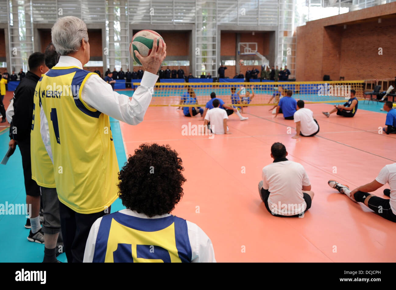 Secretary Kerry Uhren Verwundeten Veteranen spielen sitzenden Volleyball Stockfoto