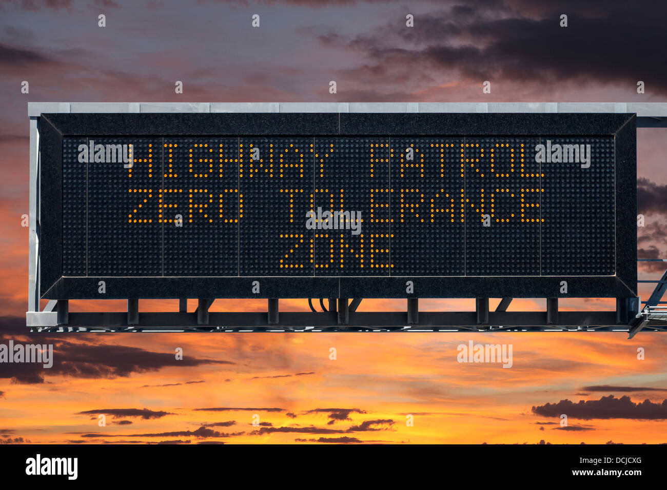 Autobahnpolizei Null Toleranz Bereich Elektro Warnzeichen mit Sonnenuntergang Himmel. Stockfoto