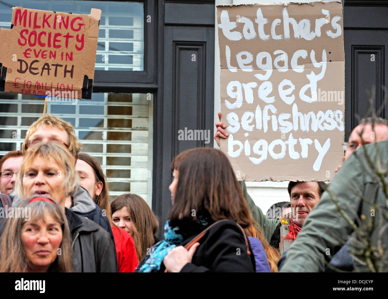 Eine Gruppe von anti-Margaret Thatcher Demonstranten versammeln sich in Brighton am Abend der Beerdigung ihre Gefühle bekannt zu machen Stockfoto