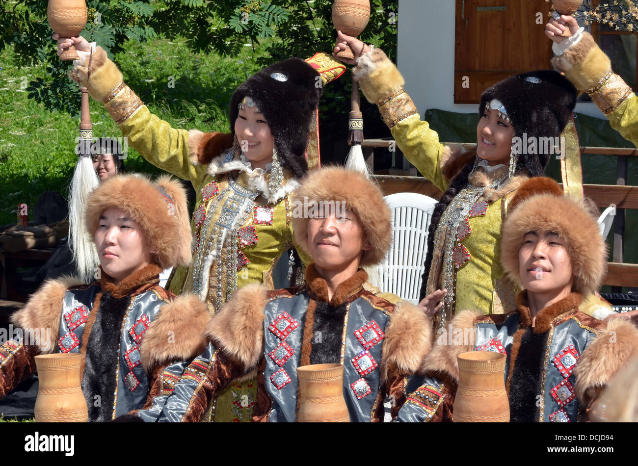 Yakutsk Tänzer halten zeremonielle hölzernen Becher am internationalen Festival der Folklore und Kultur. EDITORIAL-BILDERN Stockfoto