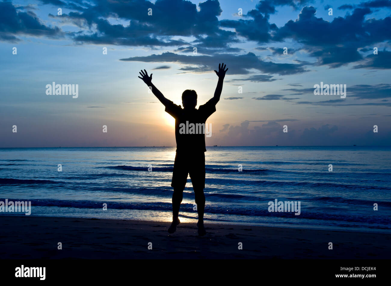 Silhouette fühlen Sie sich frei und glücklich am Strand Stockfoto