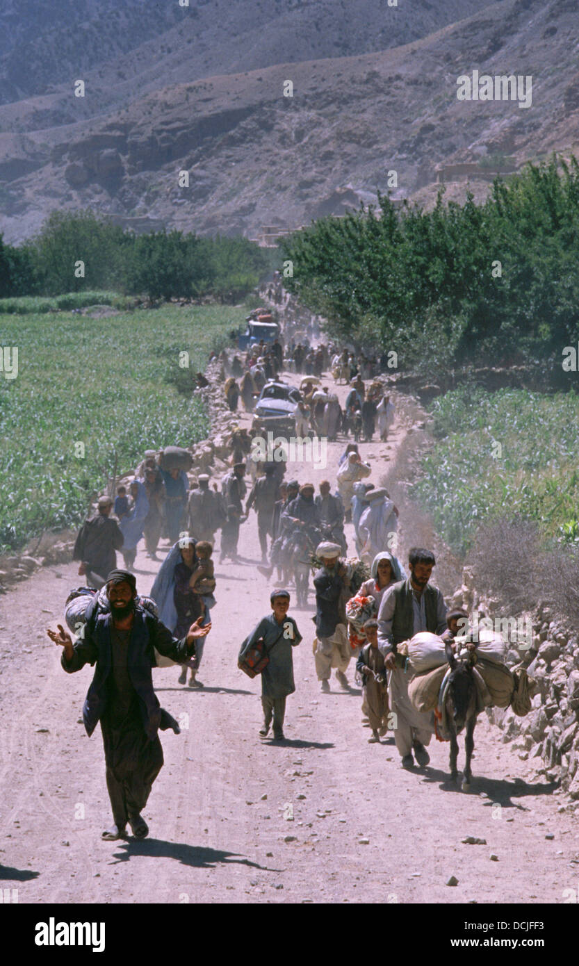 September 1999. Panjshir-Tal Afghanistan. Afghanische Flüchtlinge, die auf der Flucht eines Taliban-Angriffs auf ihre Dörfer auf Shamali Tal als Flüchtlinge in der Nordallianz statt Panjshir. Stockfoto