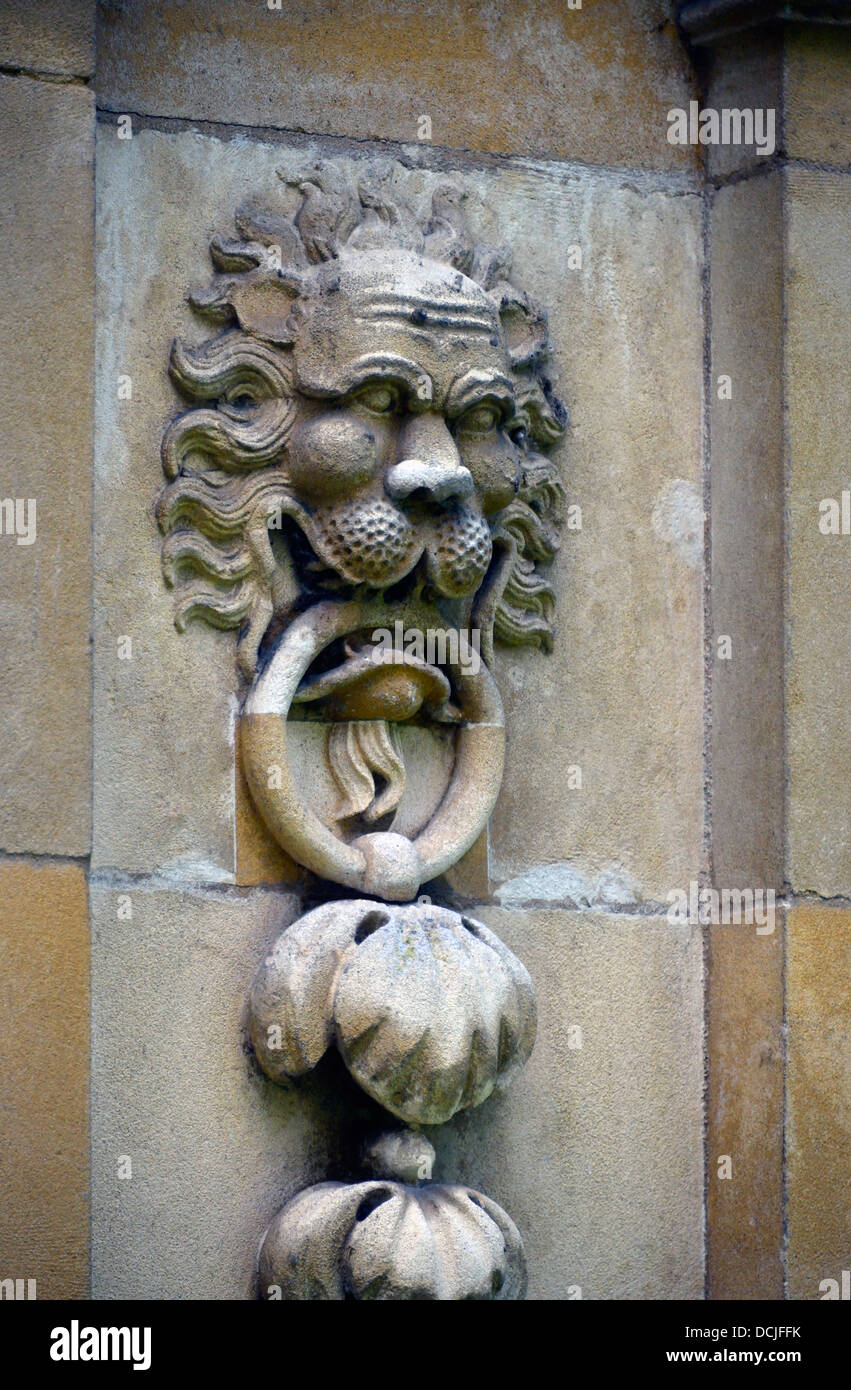 Löwe Skulptur auf Säule, Saint Catherine College. University of Cambridge, Cambridgeshire, England, Vereinigtes Königreich, Europa. Stockfoto