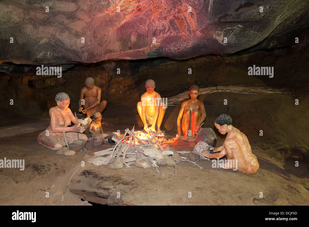 Nachbau des San Leute sitzen in einer Höhle, Cango Caves, Oudtshoorn, Südafrika Stockfoto