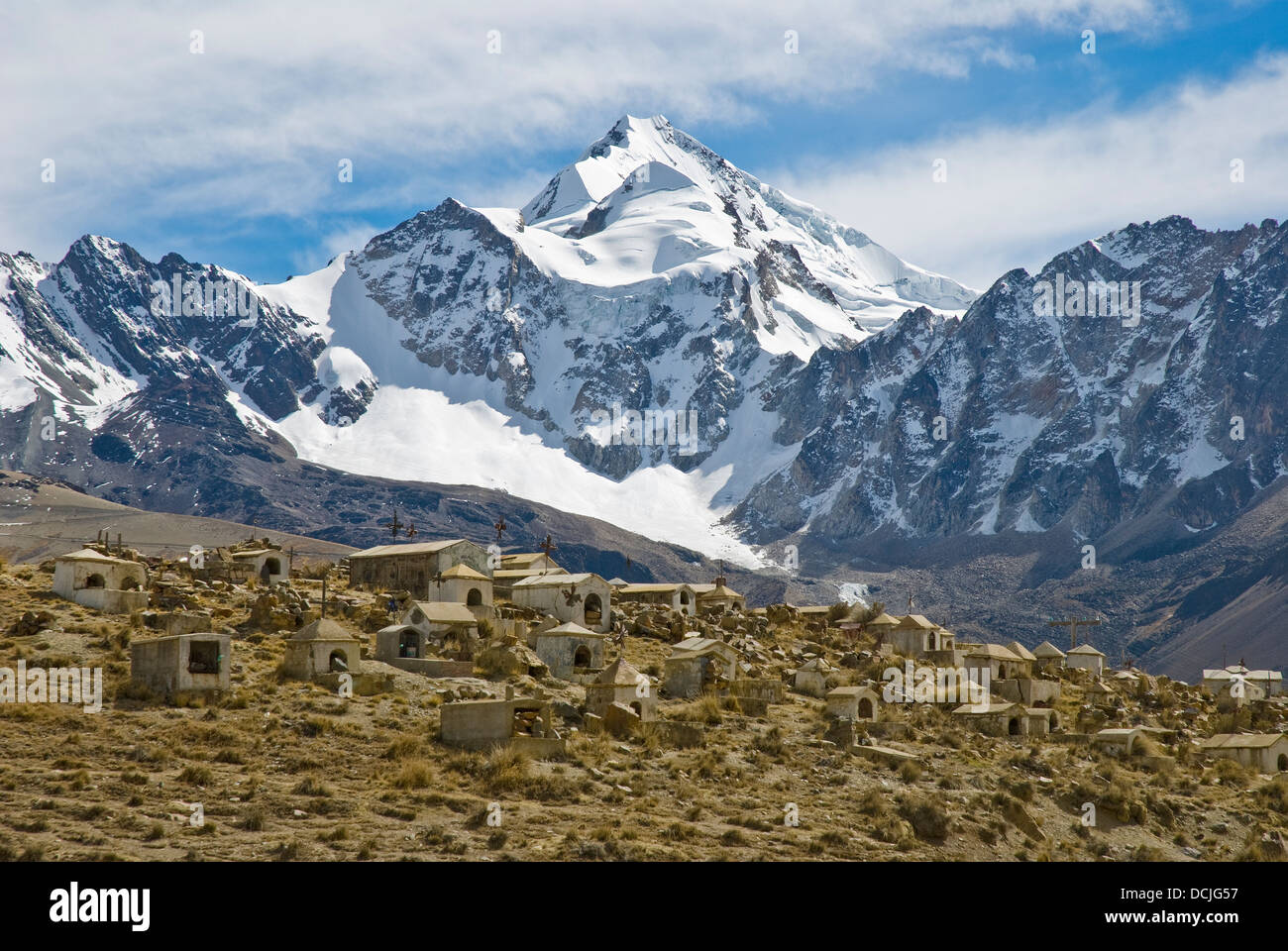 Friedhof der Bergleute mit dem Berg Huayna Potosi im Hintergrund Stockfoto