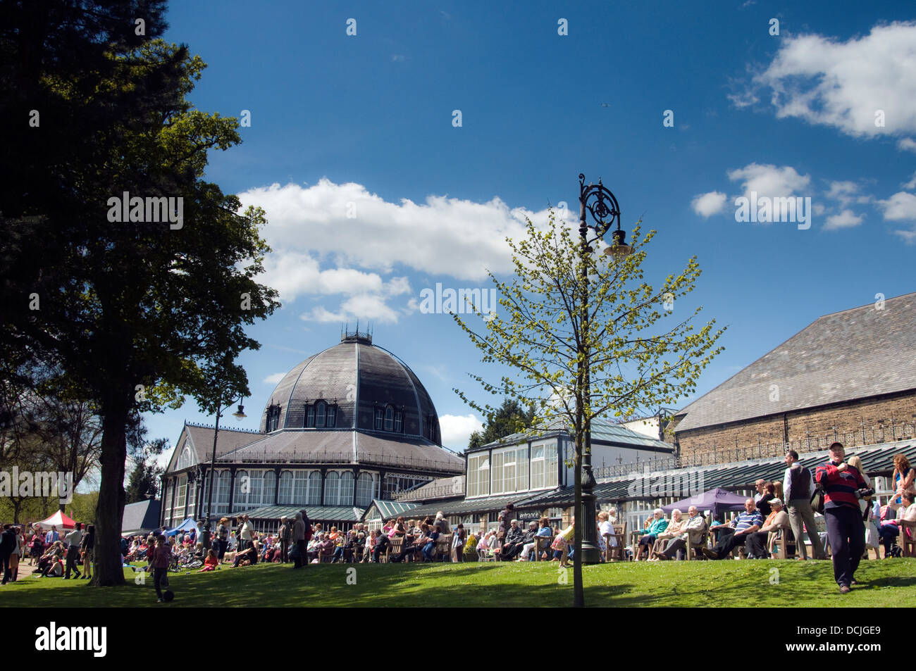 Menschenmassen in the Park in Buxton Stockfoto