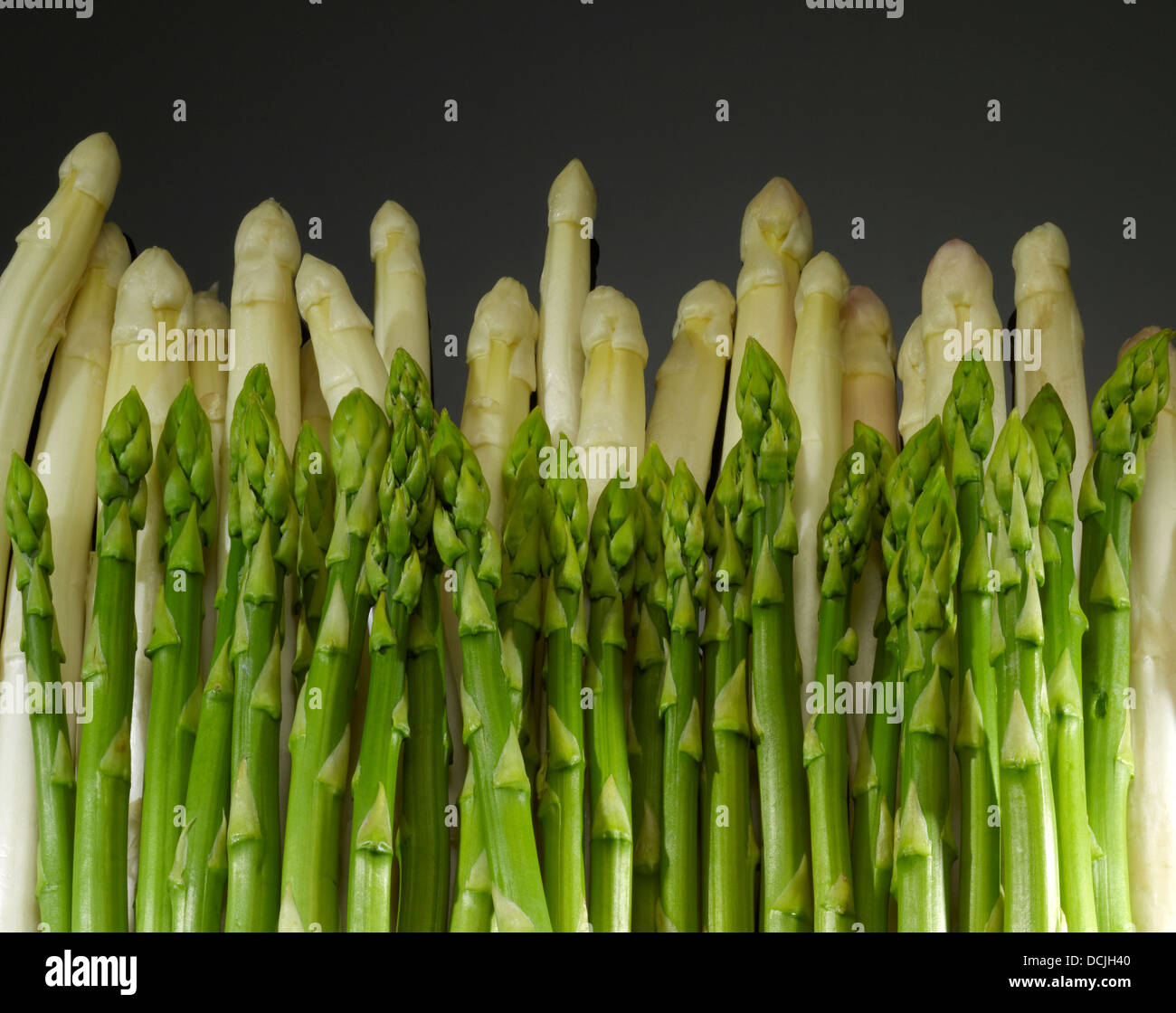 weißen und grünen Spargel Gemüse in dunkler Rücken Stockfoto
